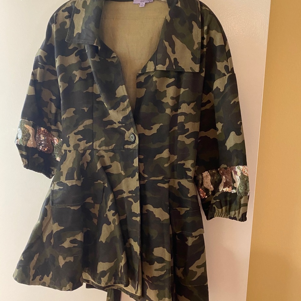Large Camo jacket with quarter length sleeves.